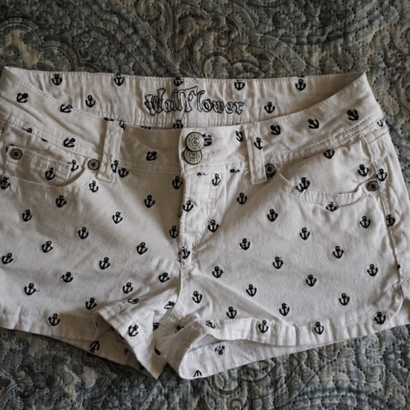 Wallflower Pants - Summer shorts by Wallflower.  Size9
